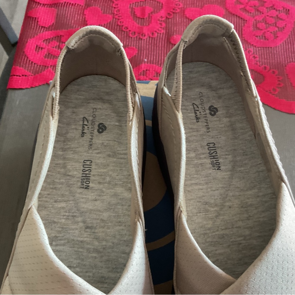 Clarks Women's Tan Cloud stepper Flats - Picture 3 of 5